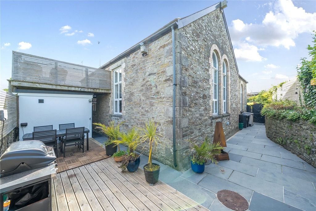Property photo 1 of 18 External