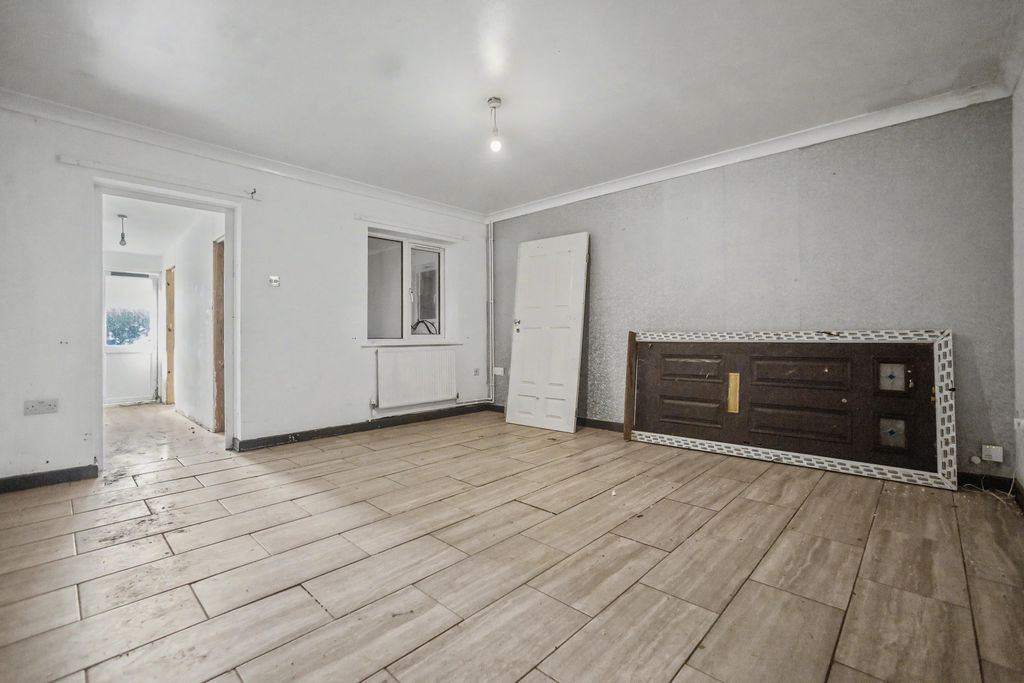 Property photo 2 of 21 62 Lapwing Close, Minster-On-Sea, Kent, Me12 3Rb
