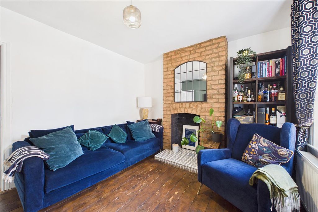 Property photo 3 of 16 Lounge