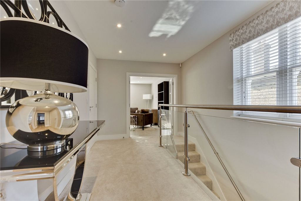 Property photo 2 of 9 Entrance Hall