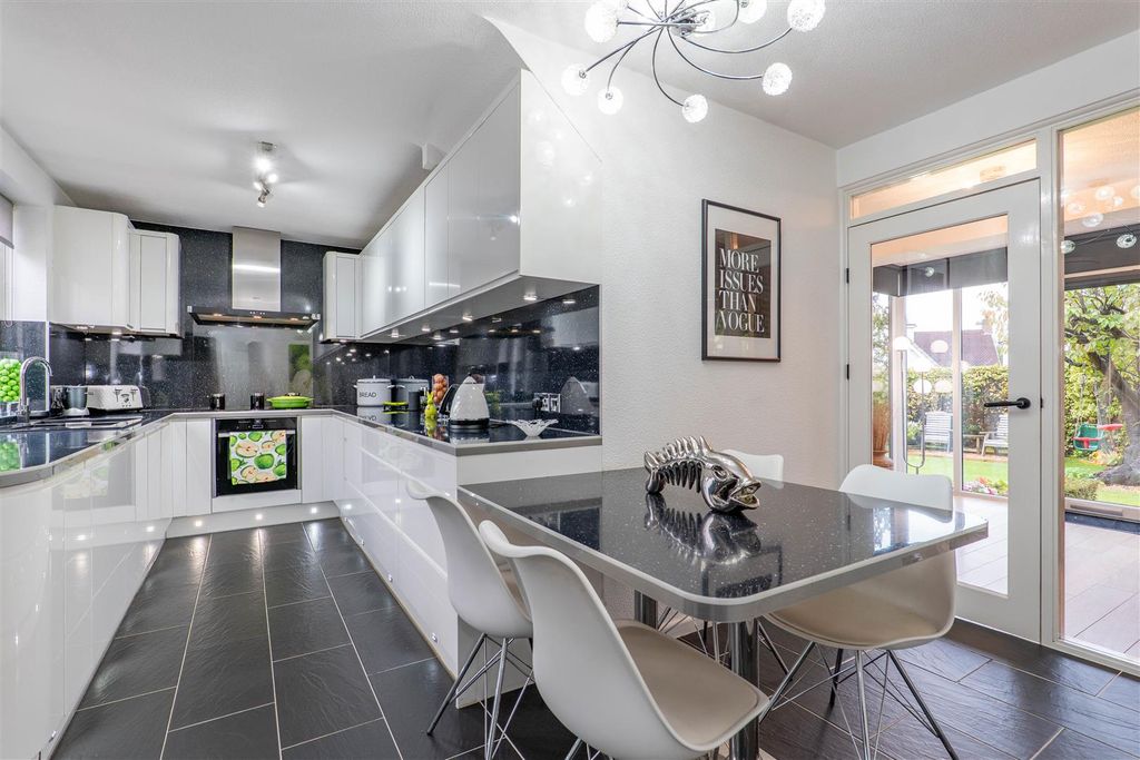 Property photo 3 of 40 Kitchen/Diner