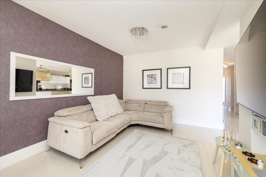 Property photo 2 of 33