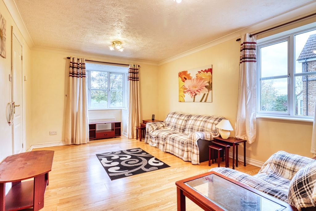 Property photo 3 of 23 Lounge