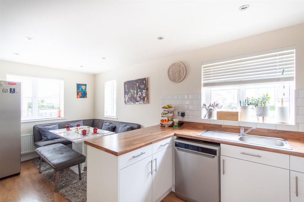 Property photo 3 of 21 Kitchen/Diner