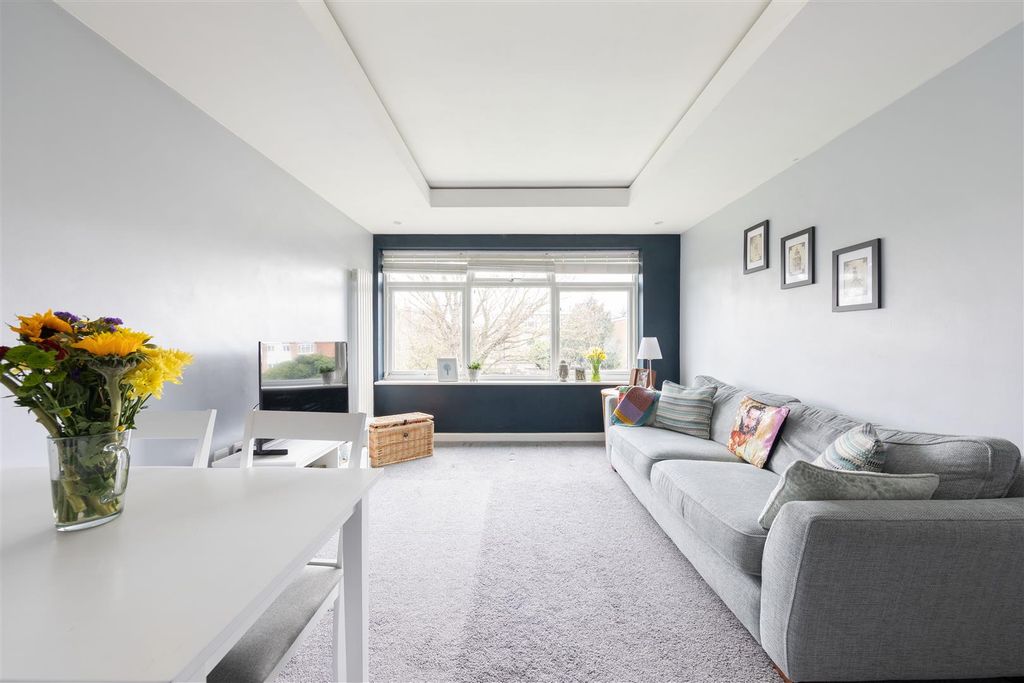 Property photo 1 of 16 Handsworth Avenue, E4
