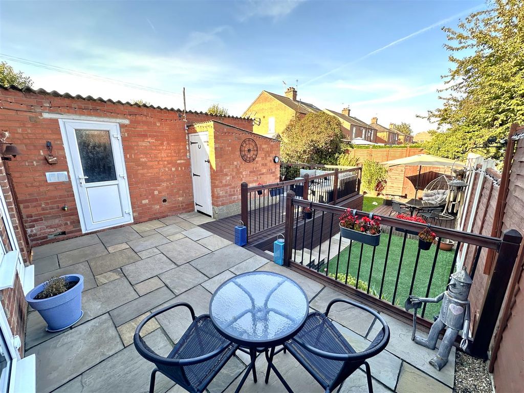 Property photo 3 of 23 Beautifully Landscaped Garden 110