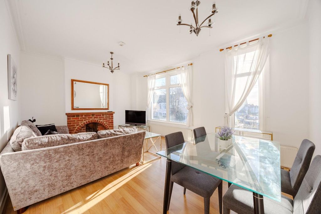 Property photo 2 of 18 Lounge