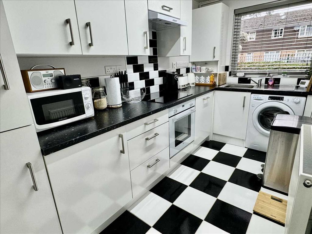 Property photo 3 of 6 Kitchen