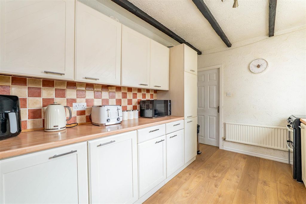 Property photo 3 of 19 Kitchen