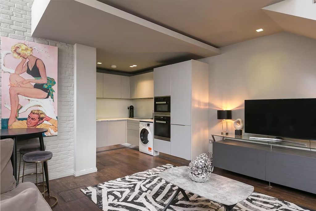 Property photo 1 of 17 Living Room