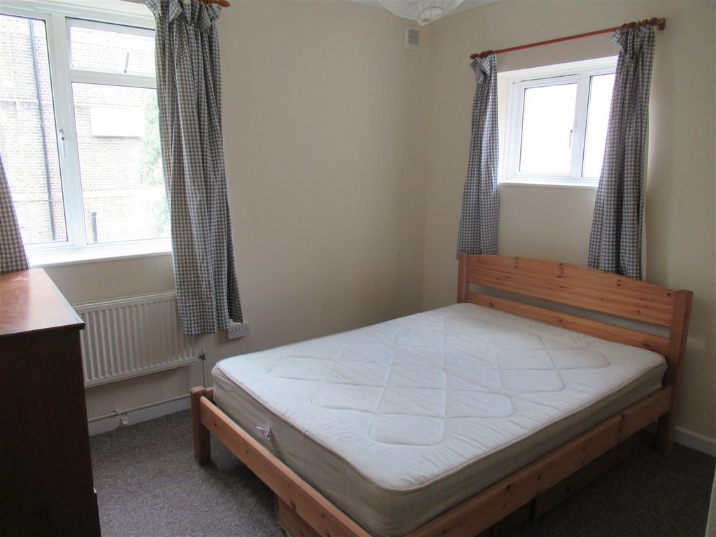 Property photo 2 of 8 8 Bishopsdale House Bedroom.Jpg