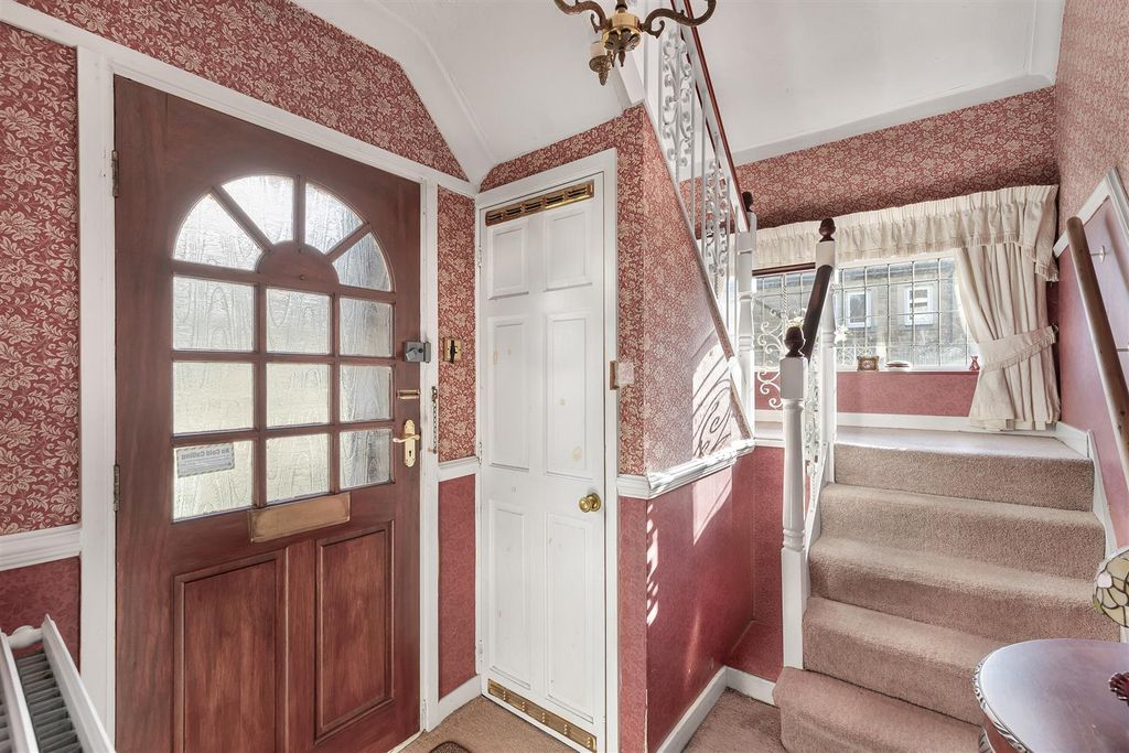 Property photo 3 of 19 Ent Hall.Jpg