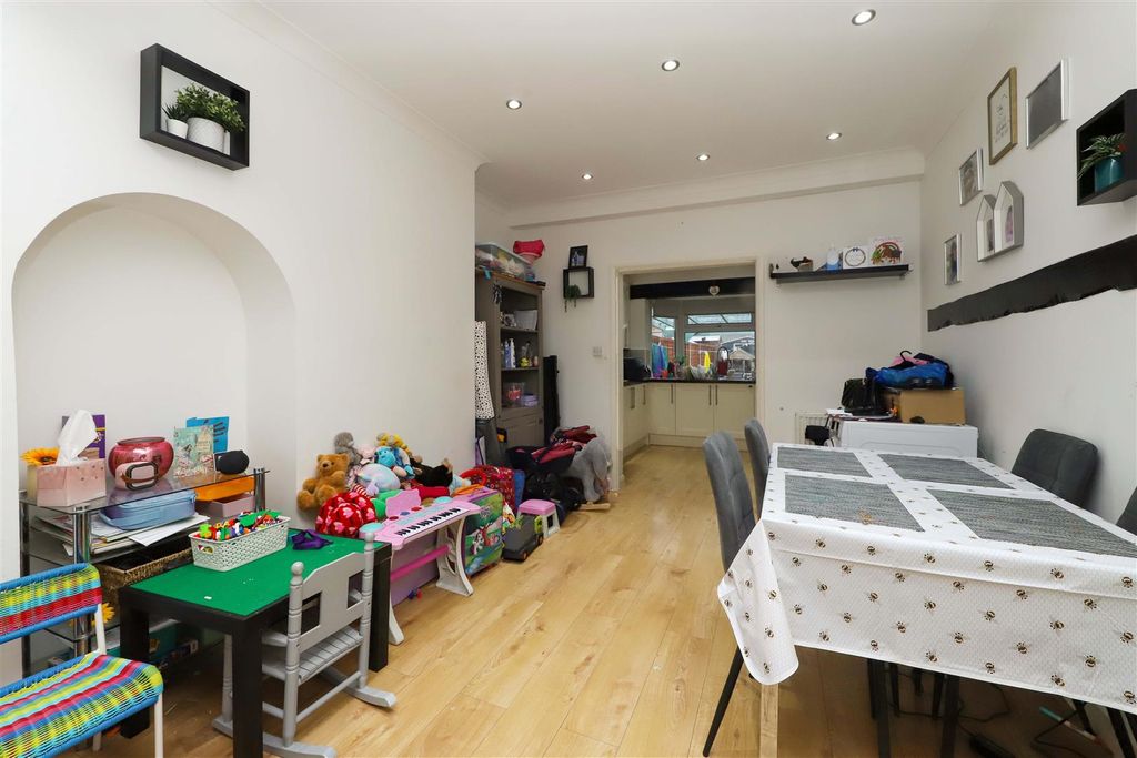 Property photo 3 of 10 Dining Room