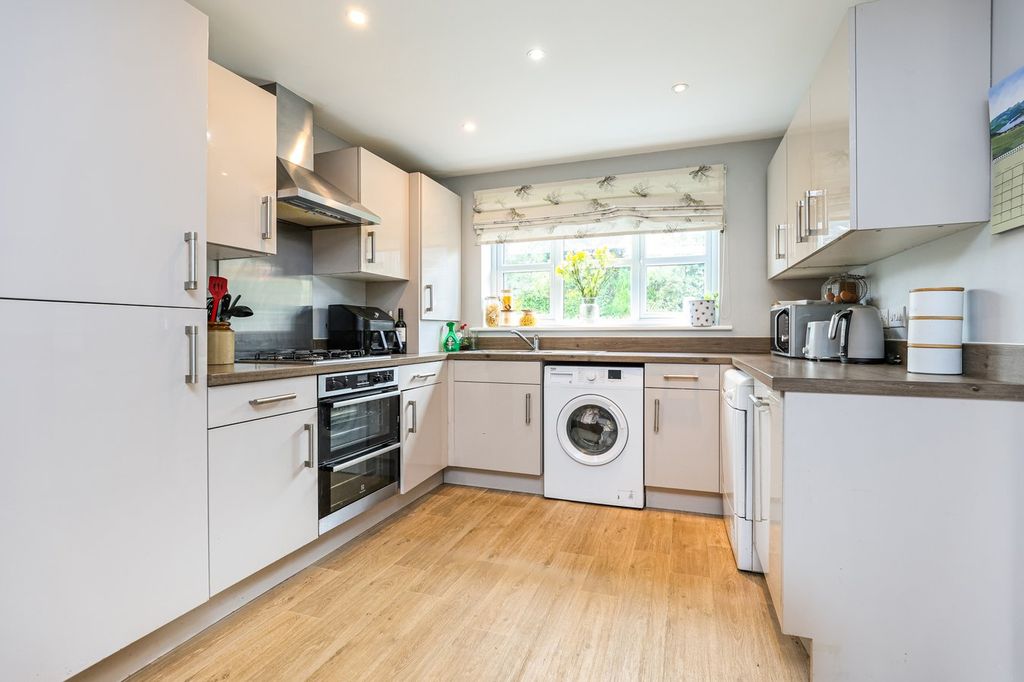 Property photo 2 of 18 Dining Kitchen