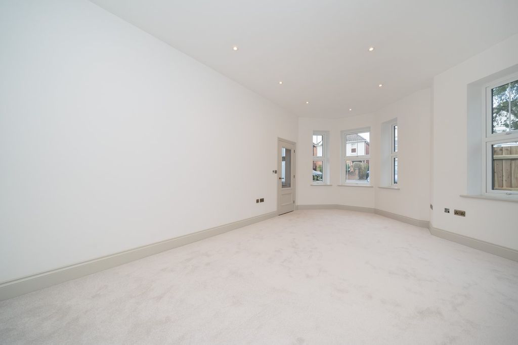 Property photo 3 of 34