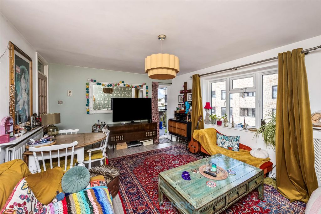 Property photo 1 of 14 Living Room