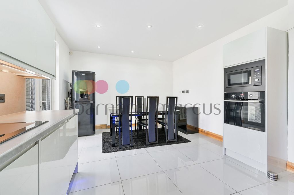 Property photo 2 of 9 View