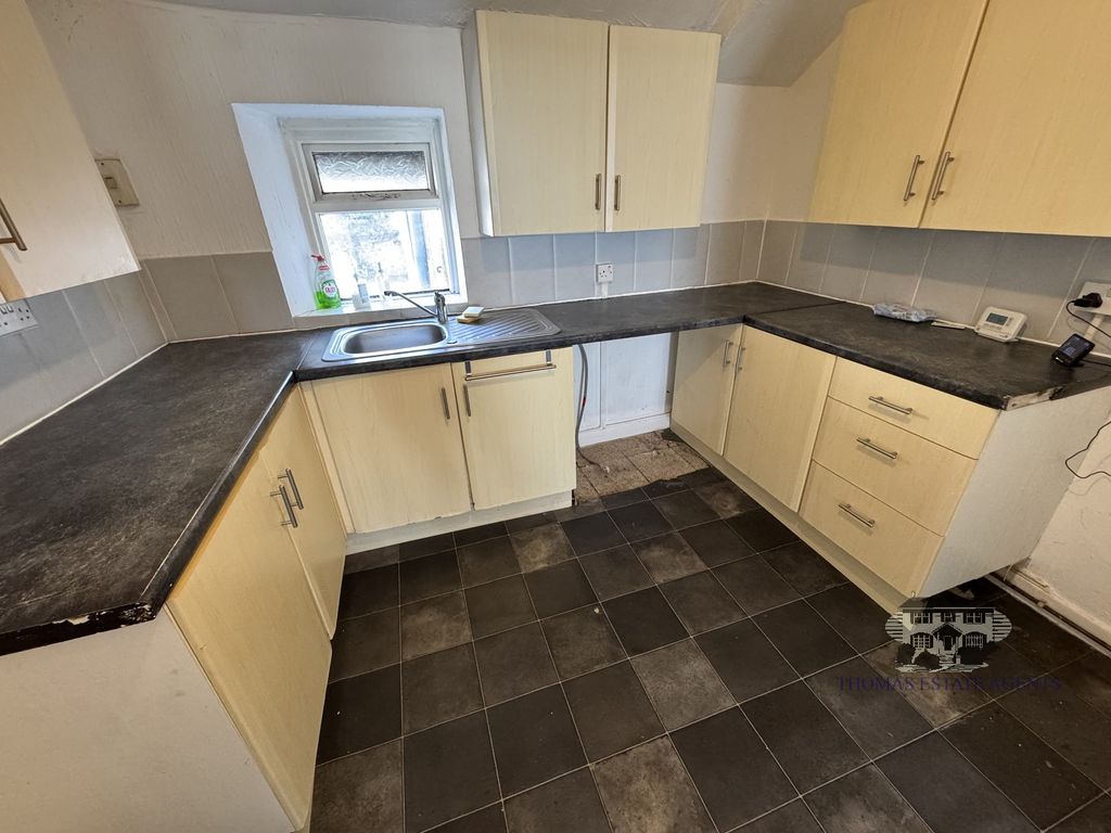 Property photo 3 of 6 Kitchen