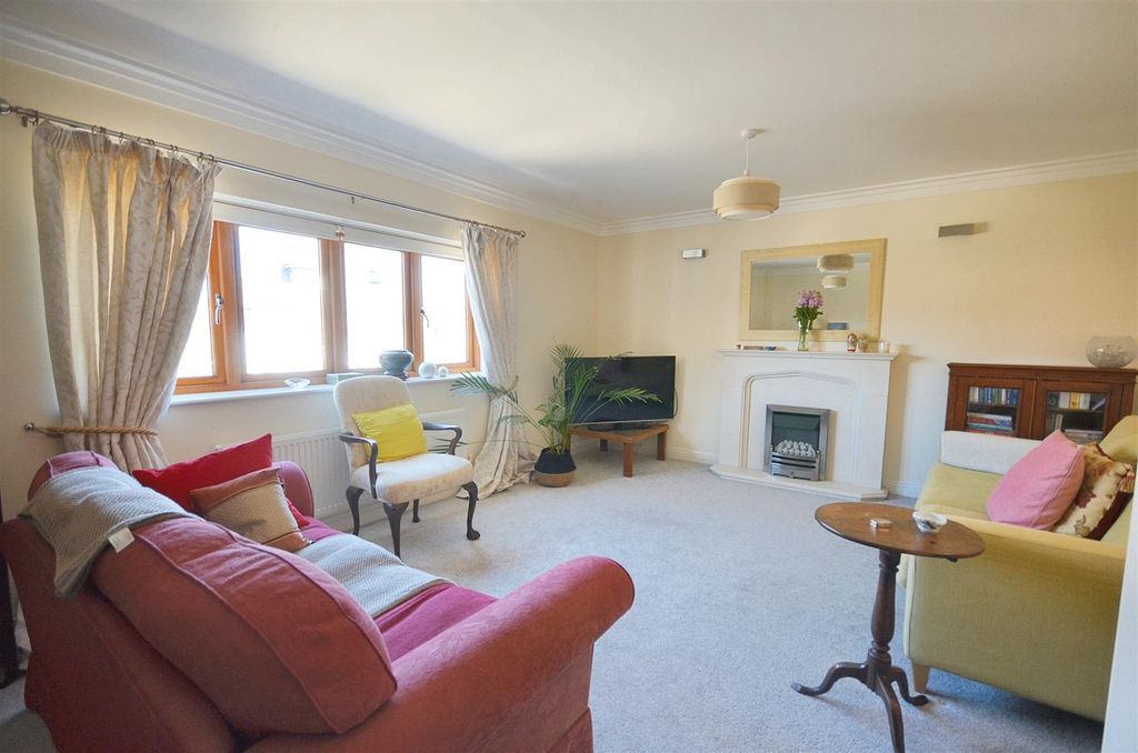 Property photo 2 of 11 Sitting Room