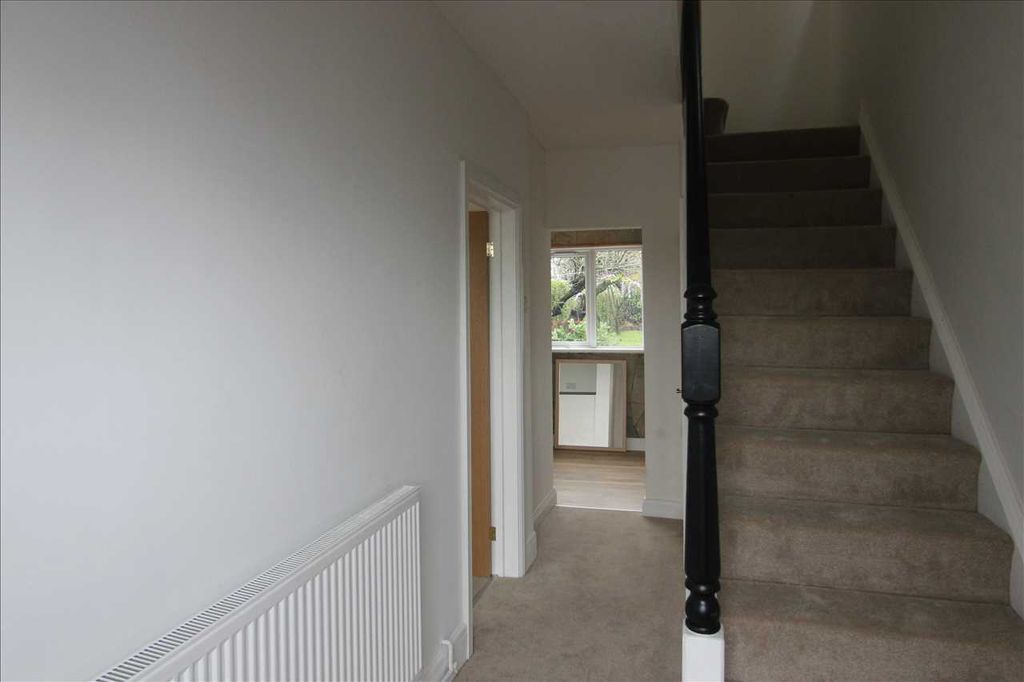 Property photo 2 of 23 Entrance Hall