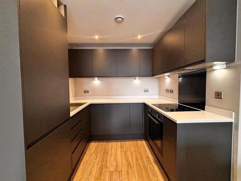 Property photo 1 of 6 2 Bed Flat To Rent Kemble Road, Croydon Cr0