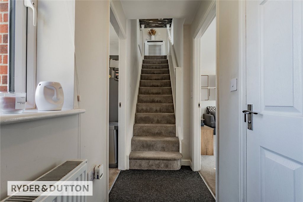 Property photo 3 of 22 Entrance Hall