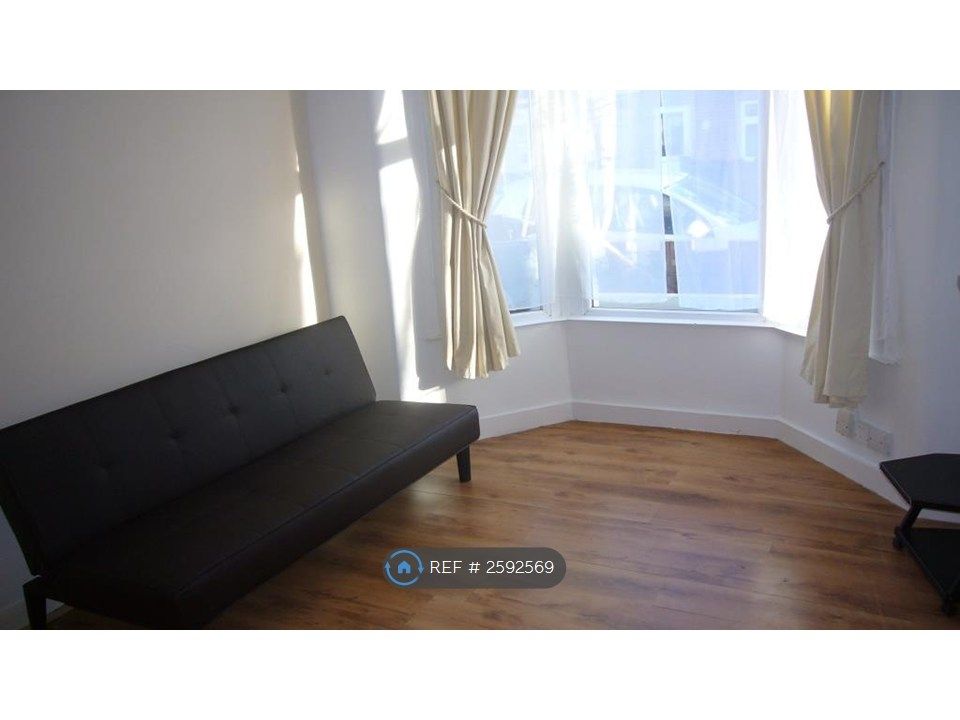 Property photo 1 of 7 Living Room