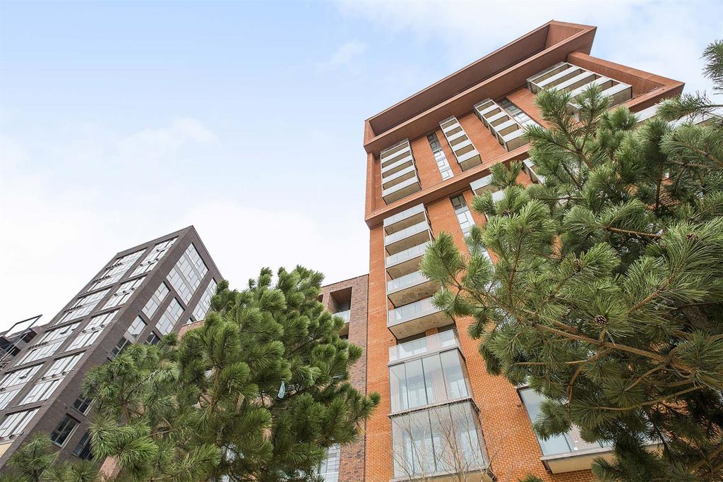 Property photo 2 of 21 Embassy Gardens Exte