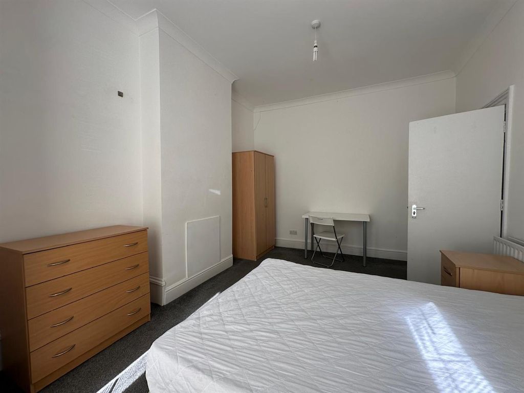 Property photo 3 of 15 Bed2.Jpg