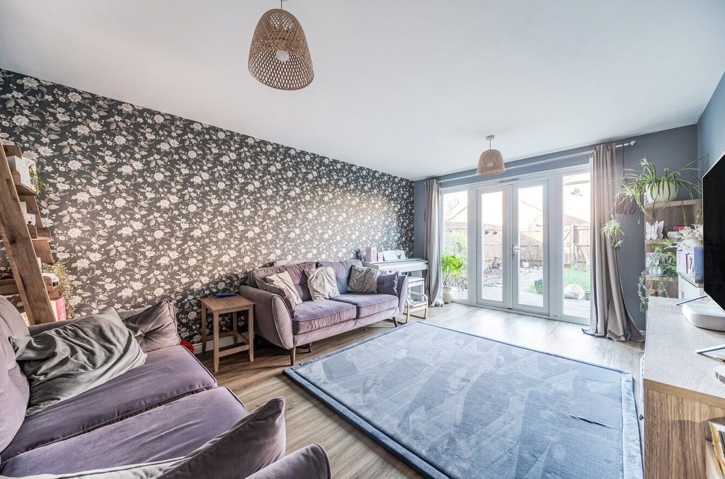 Property photo 3 of 17 Lounge