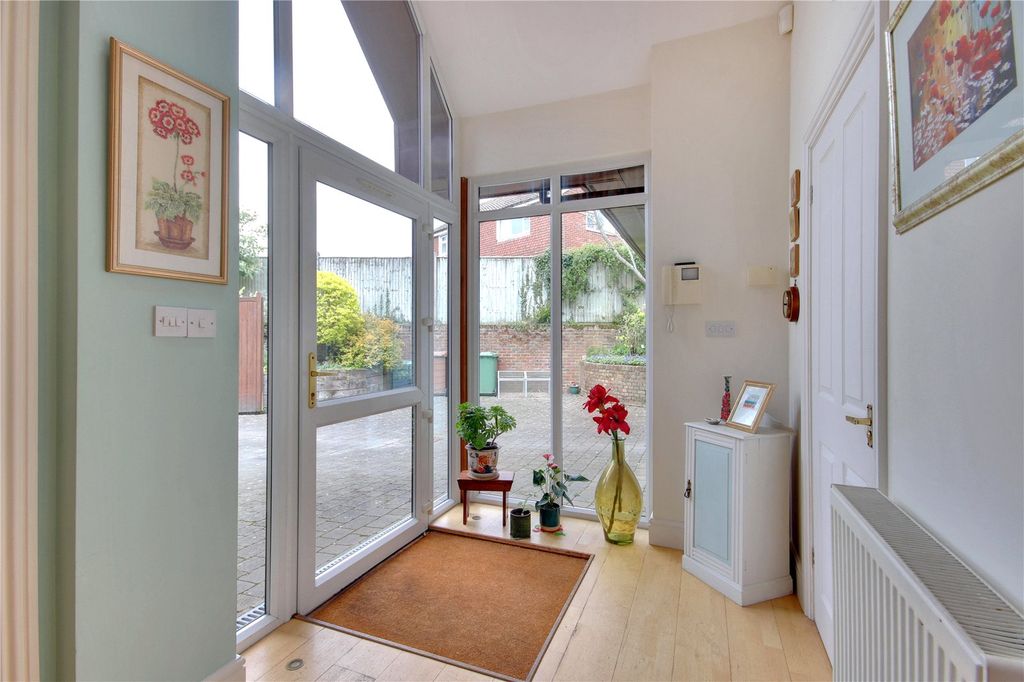 Property photo 2 of 21 Entrance Hall