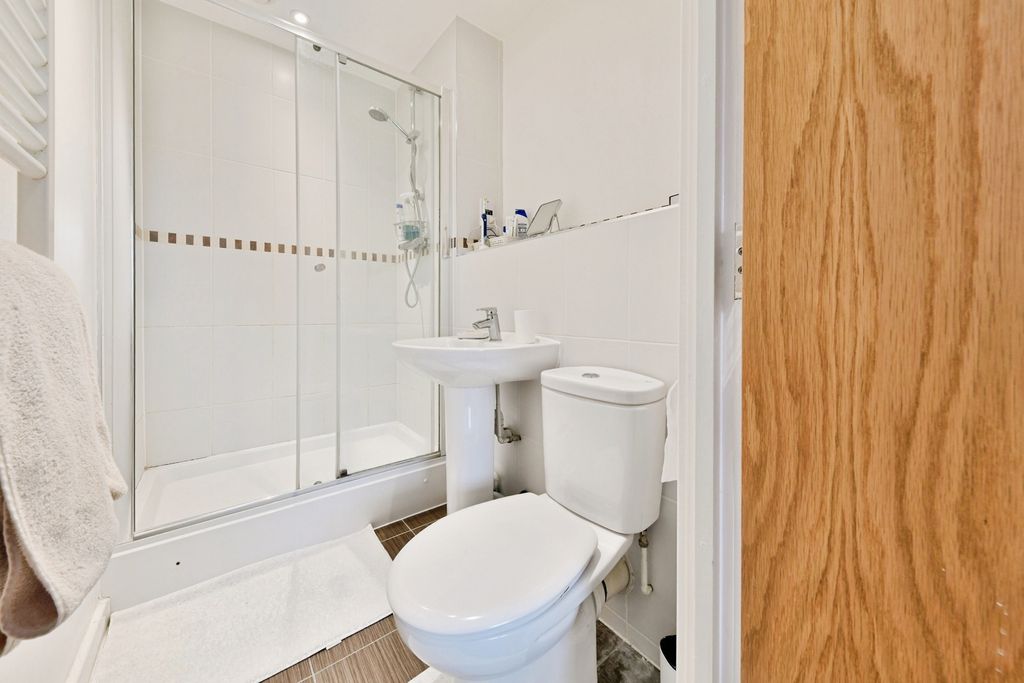 Property photo 3 of 18 Bathroom