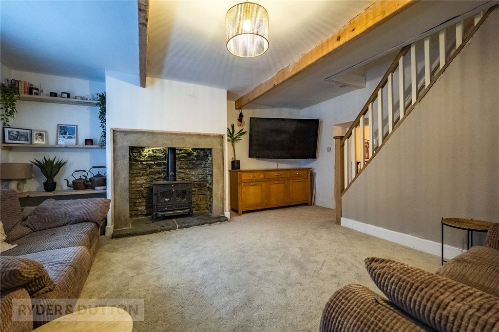 Property photo 3 of 16 Lounge