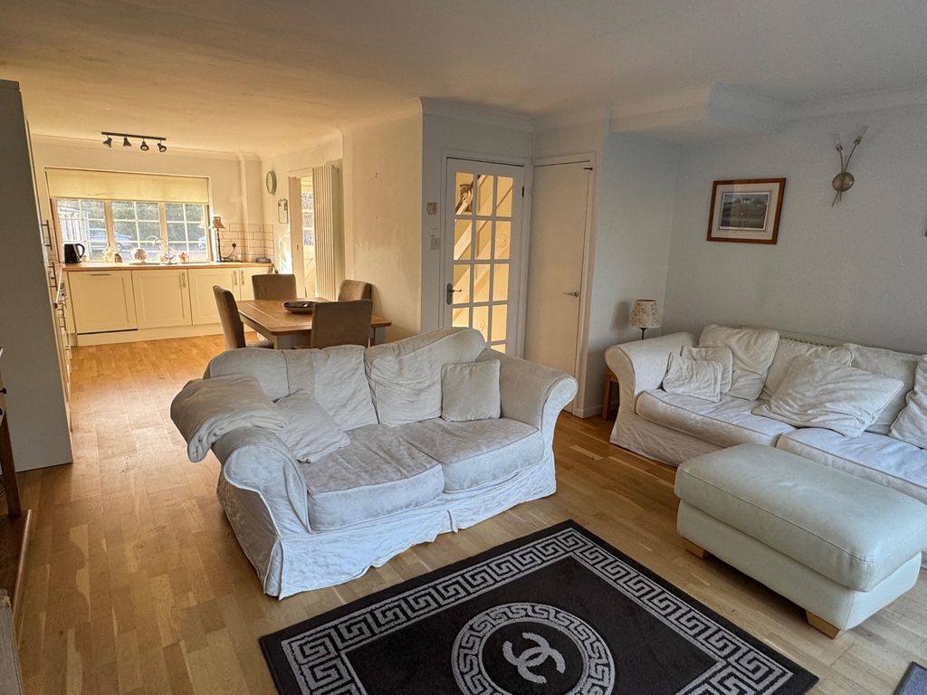 Property photo 3 of 13 Lounge