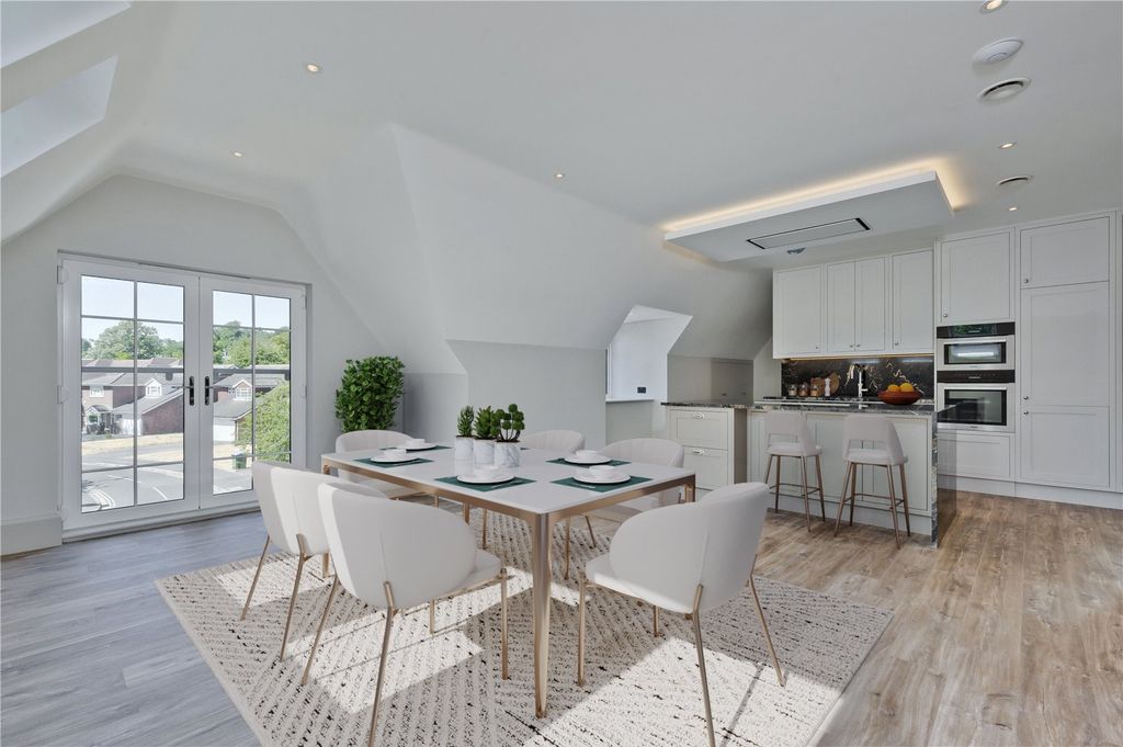 3 bed flat to rentNew Road, Esher, Surrey KT10