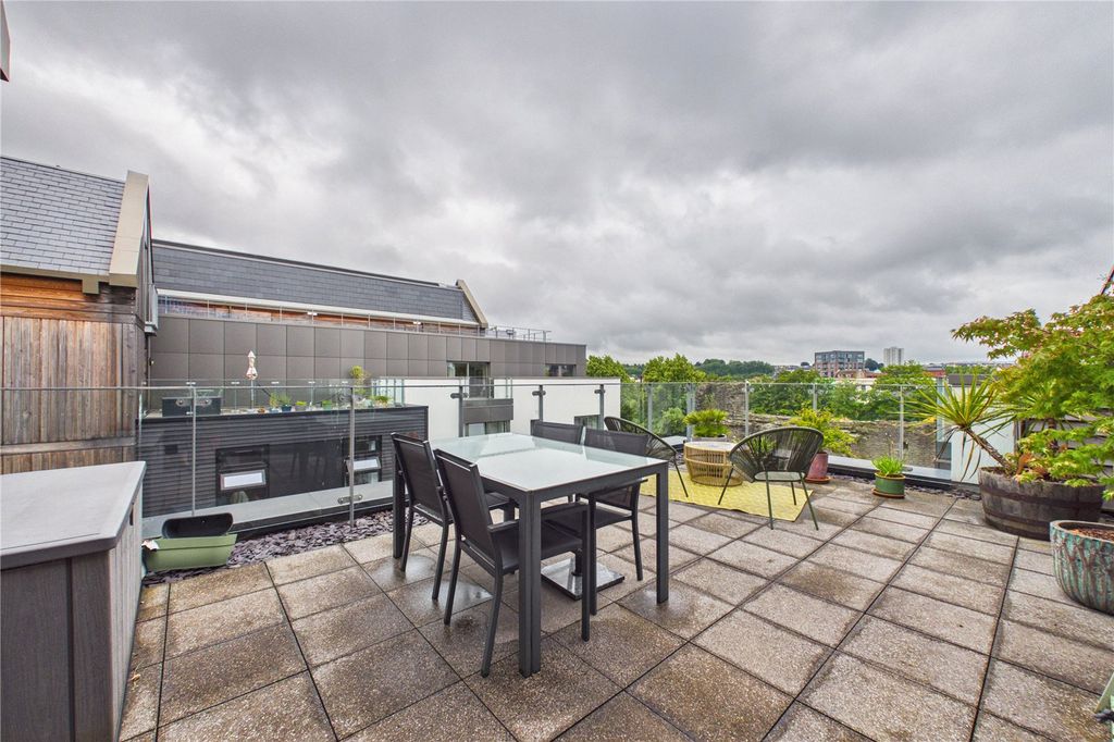 Property photo 3 of 13 Terrace