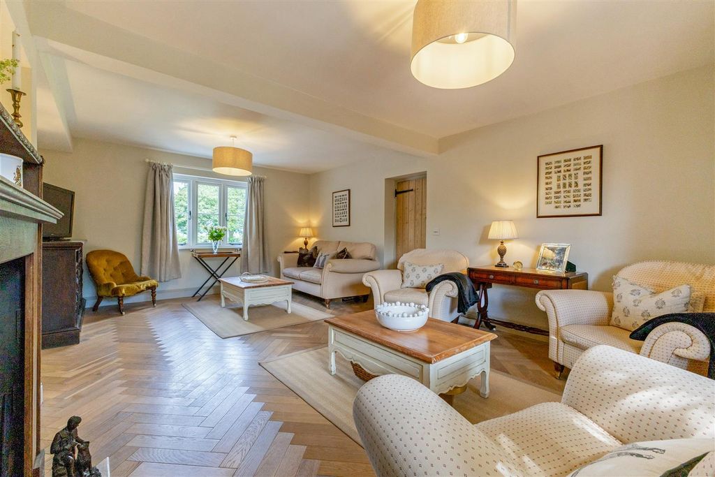 Property photo 3 of 32 Sitting Room
