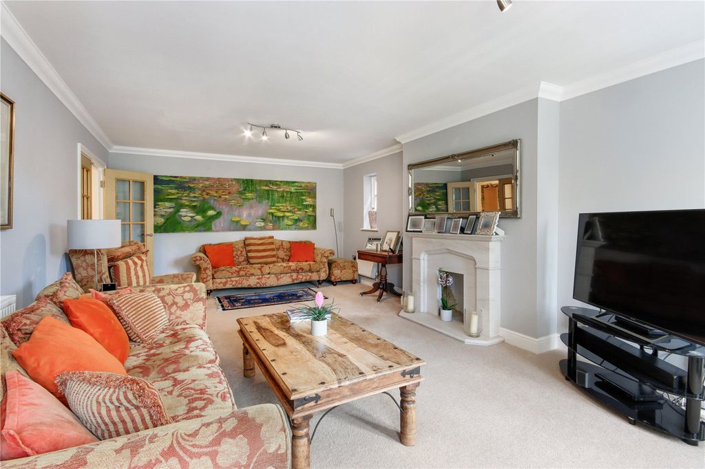 Property photo 3 of 21 Sitting Room