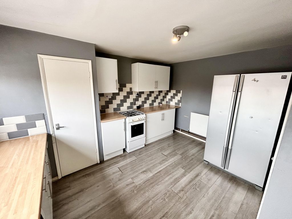 Property photo 3 of 12 Kitchen