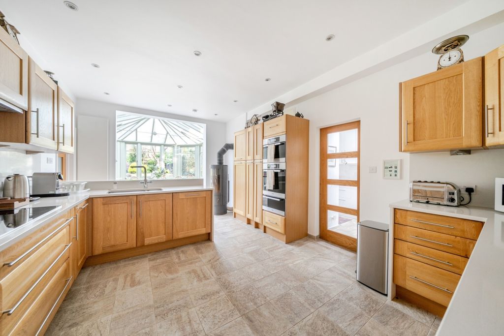 Property photo 2 of 40