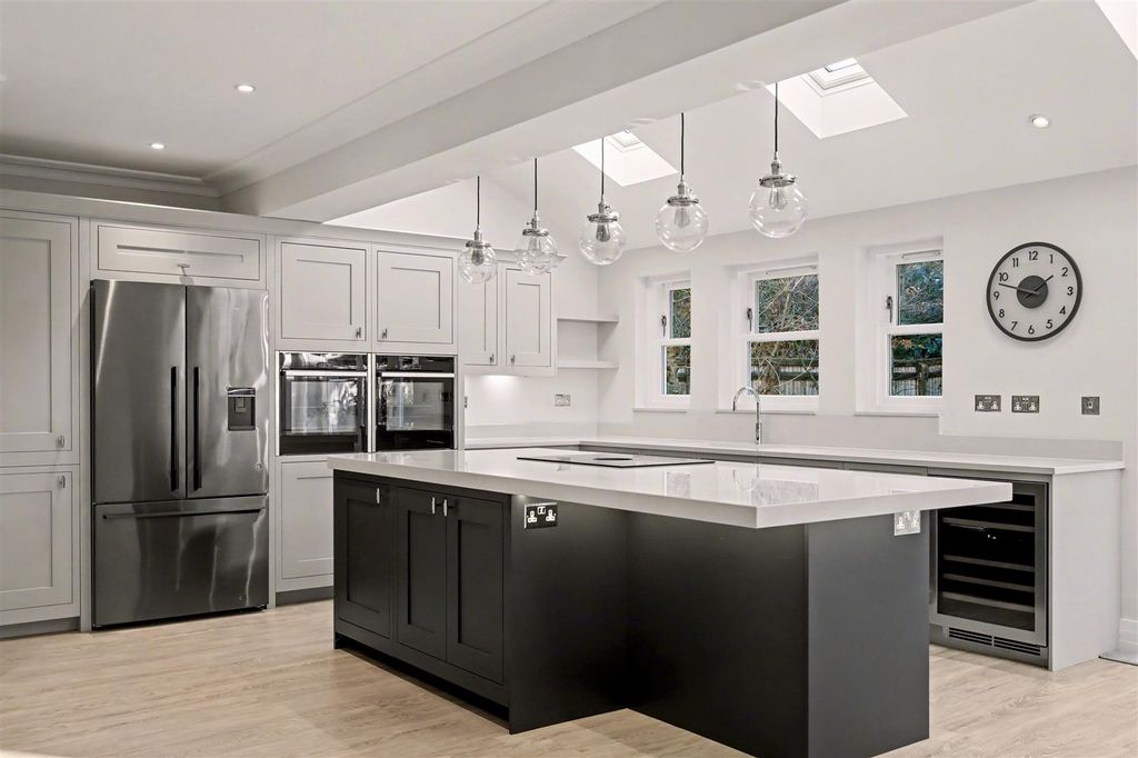 Property photo 3 of 25 Kitchen