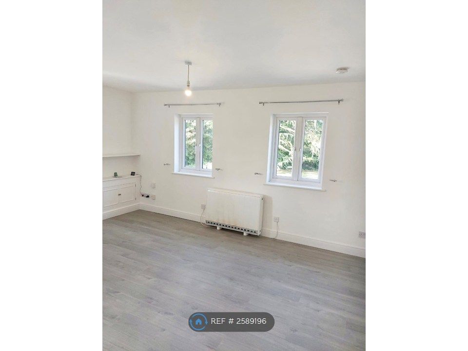 Property photo 2 of 14 Living Room &amp; Kitchen