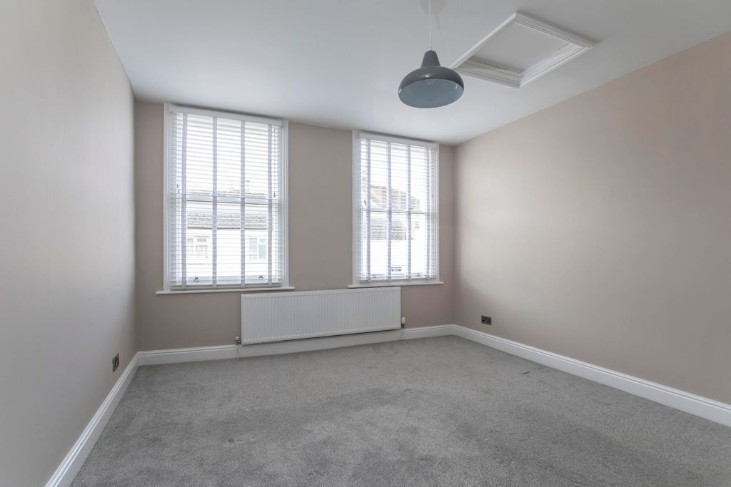 Property photo 3 of 8 Flat 5, 51-53 High St-02