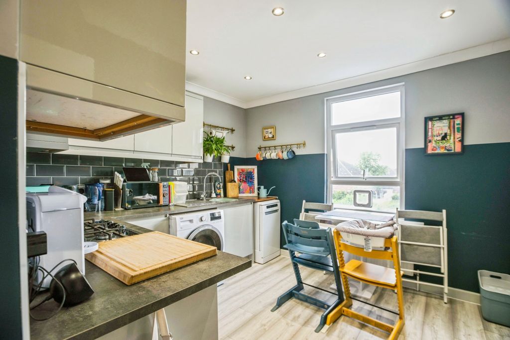 Property photo 3 of 19 Kitchen