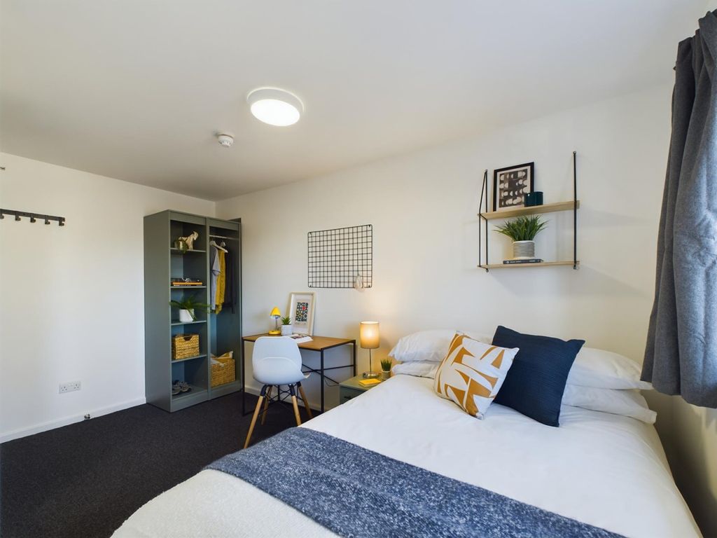 Property photo 1 of 9 A Bright And Inviting Double Bedroom With Modern d...