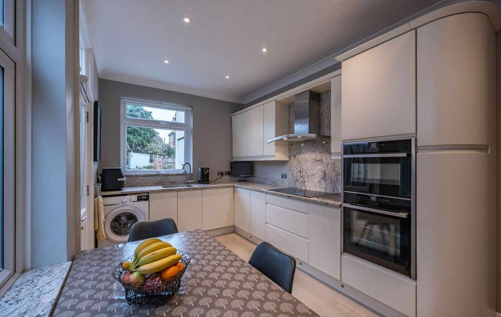 Property photo 3 of 32