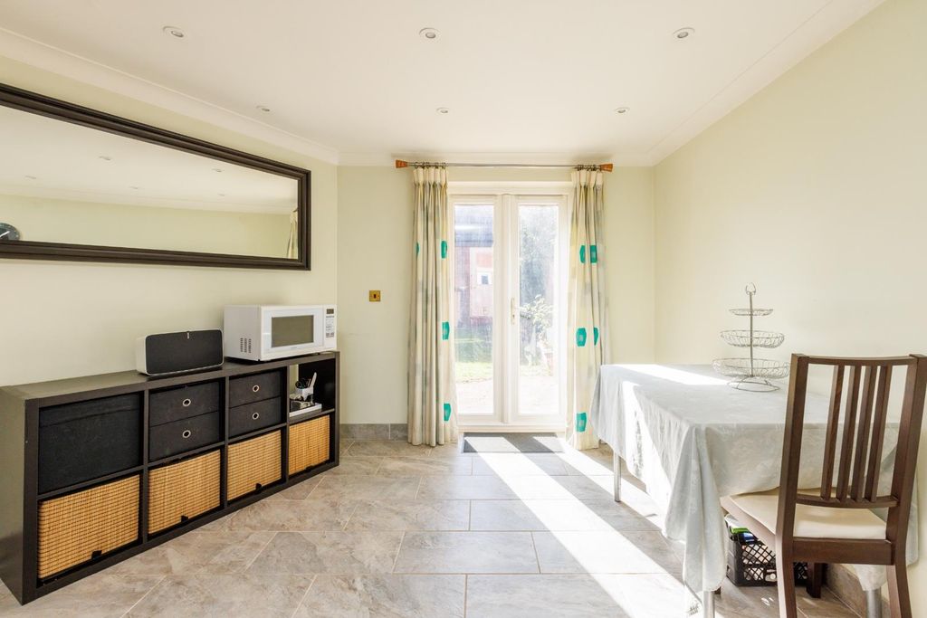 Property photo 3 of 19 58 Kings Drive-22.Jpg