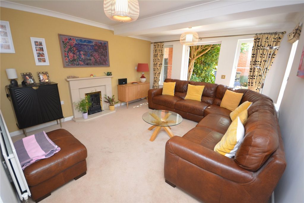 Property photo 3 of 16 Lounge