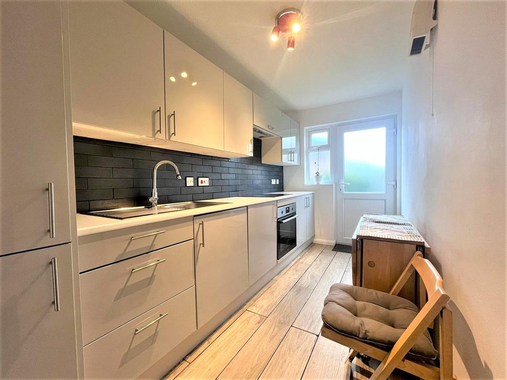 Property photo 3 of 7 Kitchen