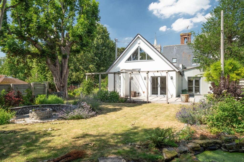 Property photo 1 of 21 Gardens